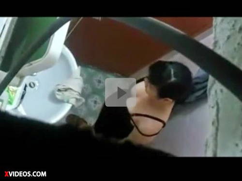 Clip lén quay chị gái đi tắm